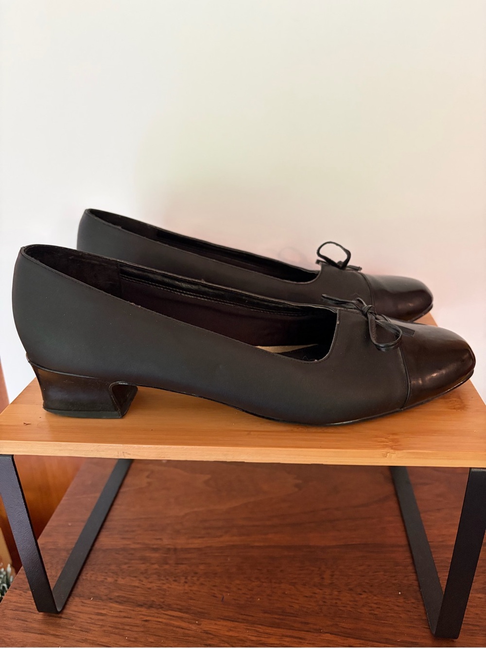 Soft Style by Hush Puppies Classic Black Low Heel Ballet Pump w. Bow Sz. 10W.